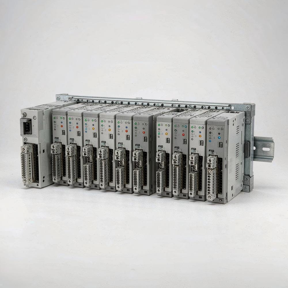 Rack de PLC tipo Allen Bradley ControlLogix con módulos de entrada y salida industriales